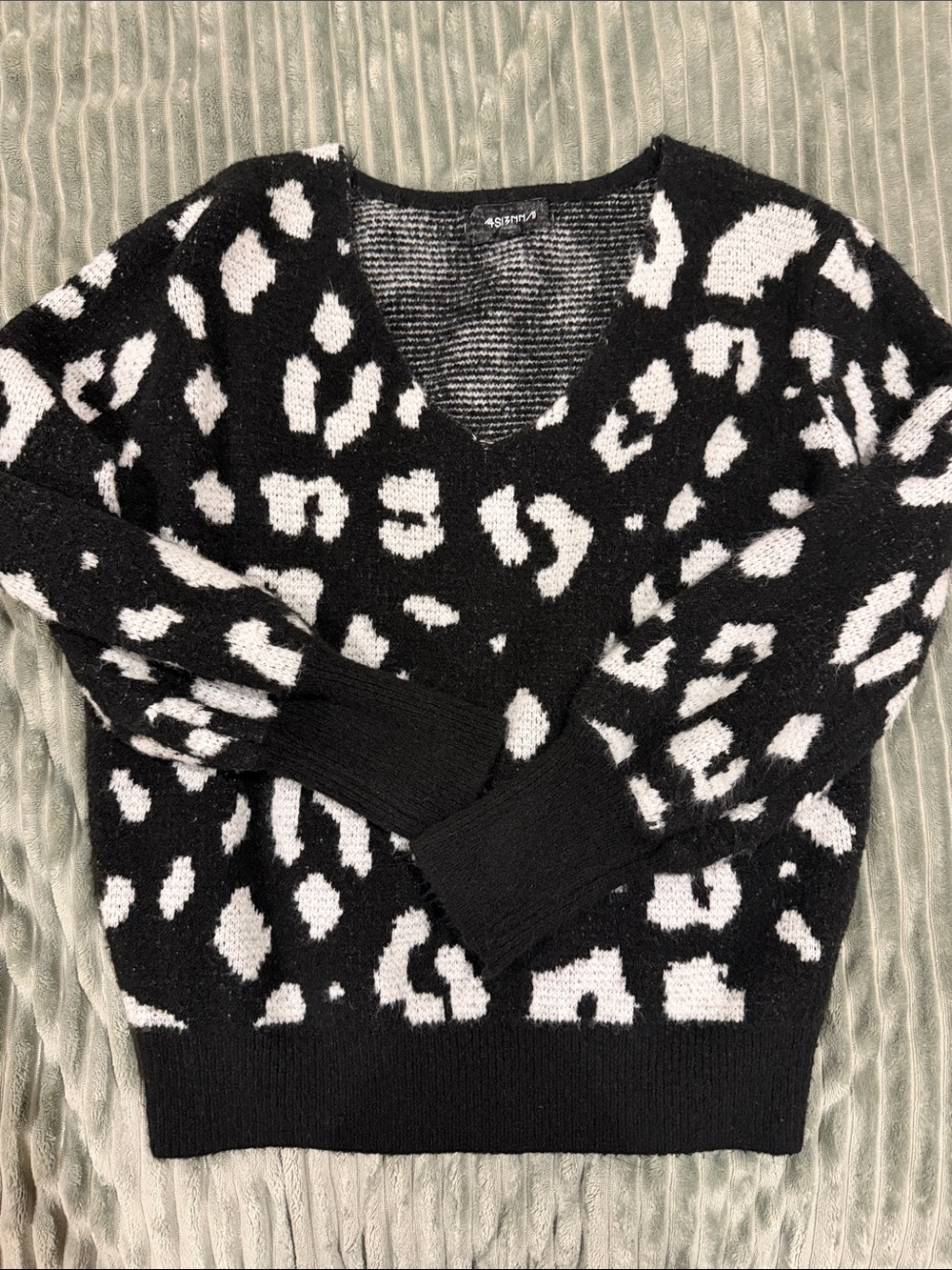 4SI3NNA Black and White Leopard V-Neck Sweater